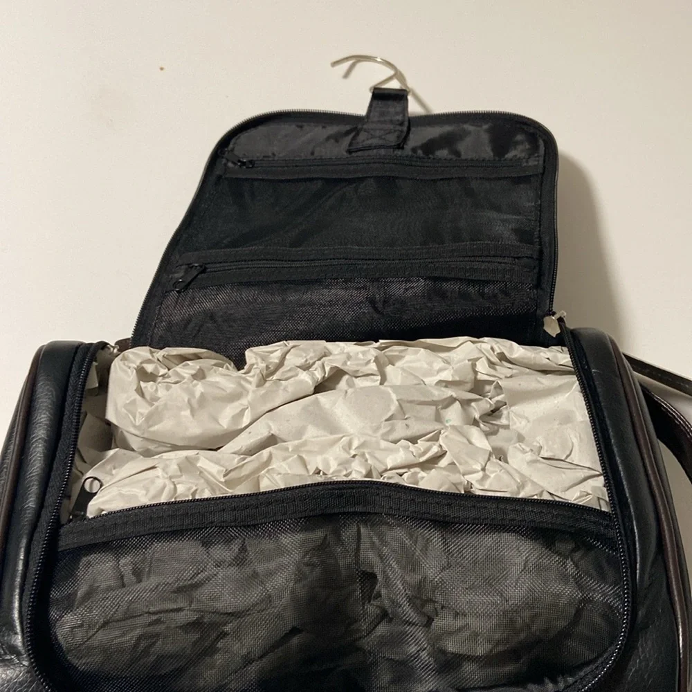 Black and brown hanging travel kit - Picture 2 of 3